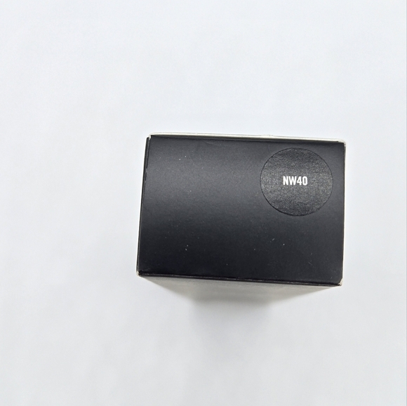 MAC Studio Sculpt Broad Spectrum SPF 15 Foundation NW40 - Picture 9 of 13